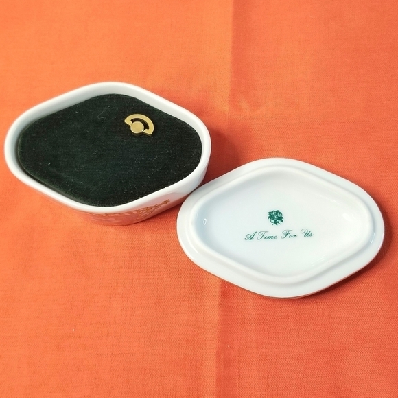 Heritage House Oval Floral Fine Porcelain  Music Box. Art by Gail Magram. - Picture 9 of 12